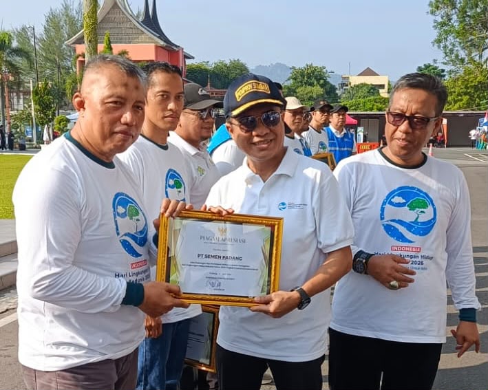  Staf TJSL Unit CSR PT Semen Padang Nurwan menerima penghargaan dari Asisten I Setdaprov Sumbar Adib Alfikri. Penghargaan tersebut diberikan kepada PT Semen Padang atas kontribusinya dalam mendukung kegiatan Hari Lingkungan Hidup Sedunia Tahun 2026